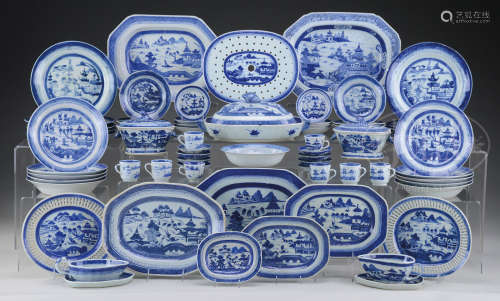 LARGE ASSORTMENT OF BLUE AND WHITE EXPORT PORCELAIN.