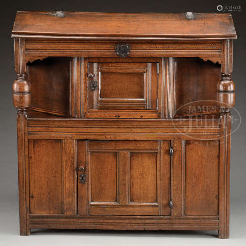 UNUSUAL JACOBEAN OAK COURT CUPBOARD.