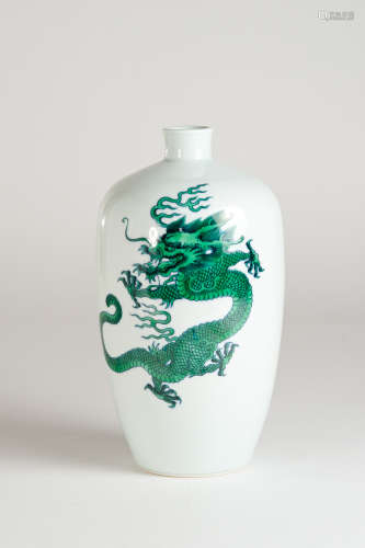 绿釉龙纹瓶