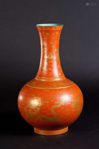 珊瑚红釉描金龙纹天球瓶
