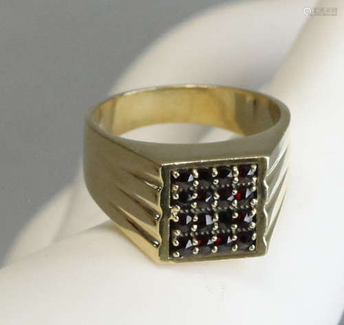 14kt gold ring w/ garnet stones