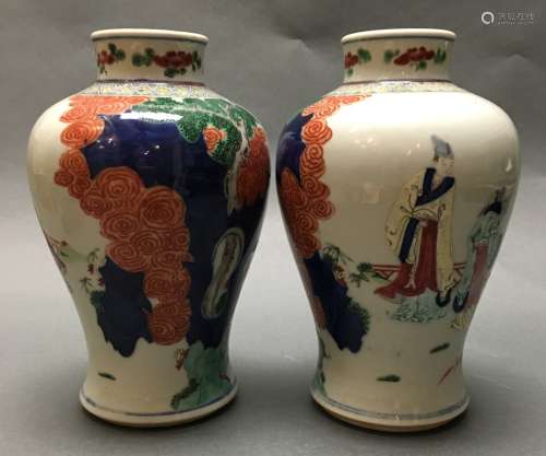 pair of Chinese wucai meiping vases, Qing dynasty