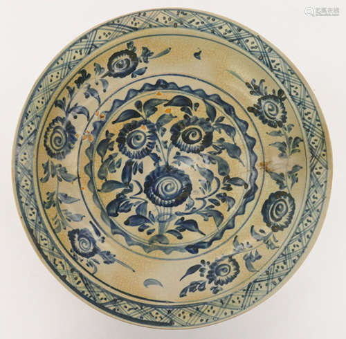 Chinese Ming Swatow Floral Porcelain Charger