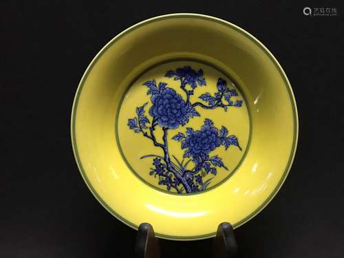 A YELLOW-GROUND AND UNDERGLAZED-BLUE CHARGER, YONG