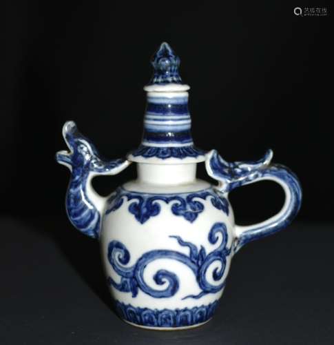 A BLUE AND WHITE 'DRAGON' EWER