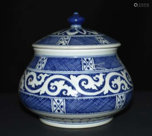 A BLUE AND WHITE JAR AND COVER, XUEDE SIX-CHARACTE
