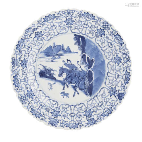 PAIR OF BLUE AND WHITE FOLIATE-RIM 'HUNTING' DISHES