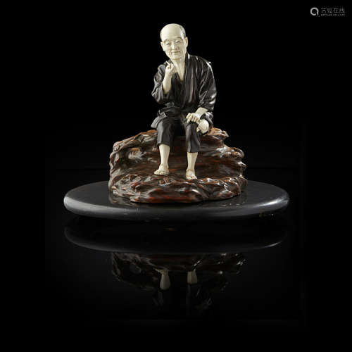 Y IVORY AND BRONZE FIGURE OF A MAN SMOKING A PIPE