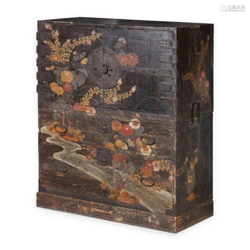 LACQUERED WOOD CHEST
