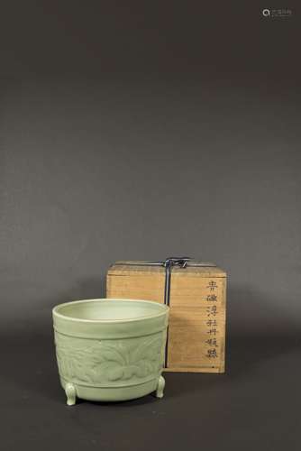 A LONGQUAN CELADON TRIPOD CENSER, YUAN DYNASTY