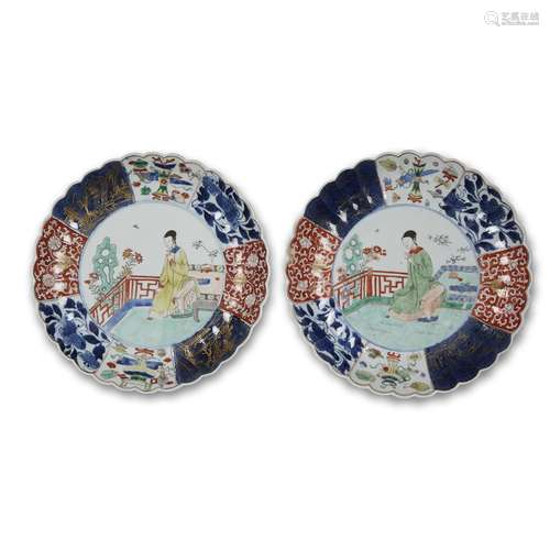 A pair of Chinese Imari porcelain fluted dishes depicting Meiren in a garden, kangxi period