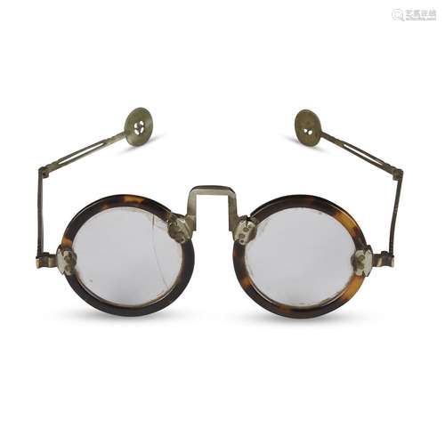 A pair of Chinese tortoiseshell and metal folding eyeglasses, qing dynasty