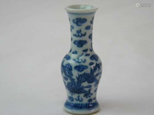 CHINESE ANTIQUE BLUE AND WHITE DRAGON VASE