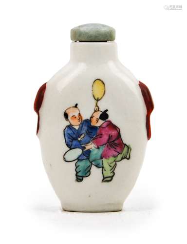 白瓷粉彩戲嬰鼻煙壺 PORCELAIN FIGURAL SNUFF BOTTLE