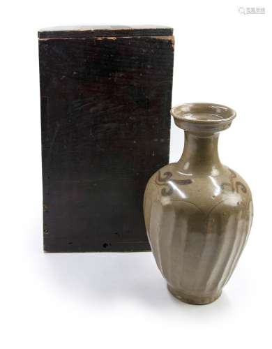 高麗時期（918-1392）青瓷黑花盤口瓶 KOREAN CELADON BOTTLE; GORYEO(918-1392)