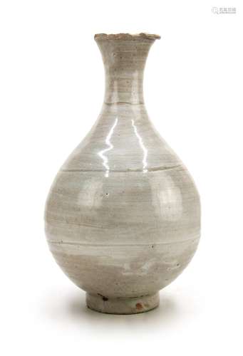 朝鮮王朝（1392-1910）白釉玉壺春瓶 WHITE GLAZED PEAR-SHAPED VASE; JOSEON(1392-1910)