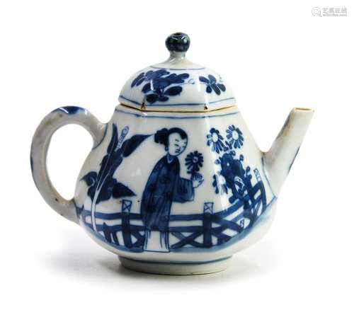 清 青花人物茶壺 SMALL BLUE AND WHITE TEAPOT; QING DYNASTY