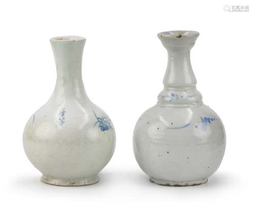 朝鮮王朝（1392-1910）青花瓷瓶一組 PAIR OF KOREAN WINE VESSELS; JOSEON(1392-1910)