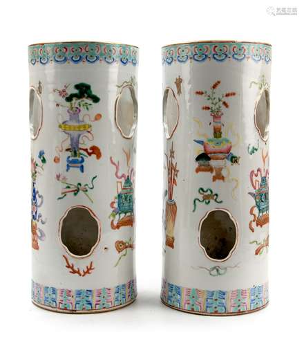 清同治 粉彩帽筒一對 PAIR OF PORCELAIN CAP STANDS; TONGZHI PERIOD