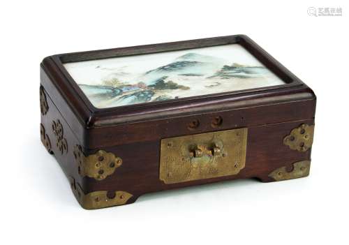 二十世紀 淺降彩瓷版蓋盒 WOOD JEWELRY BOX WITH PORCELAIN TOP; 20TH CENTURY