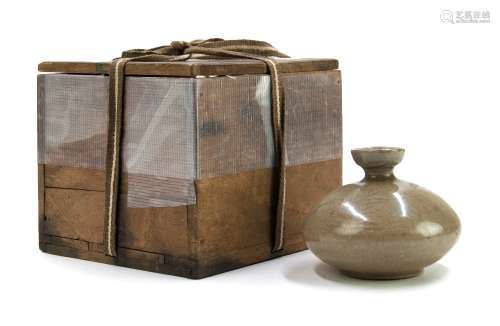 高麗時期（918-1392）青瓷印花油瓶 INCISED FLORAL CELADON OIL BOTTLE;GORYEO(918-1392)