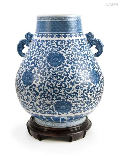 清 青花纏枝牛頭尊 BLUE AND WHITE ZUN VASE; QING DYNASTY