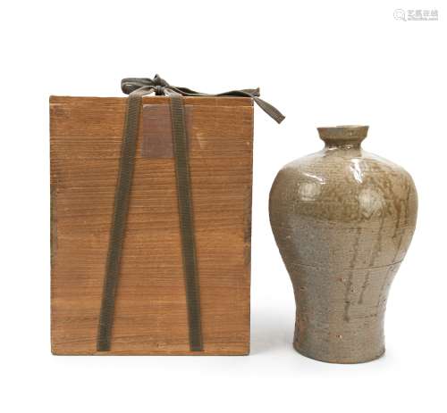 高麗時期（918-1392） 白瓷梅瓶 KOREAN CELADON BOTTLE; GORYEO(918-1392)