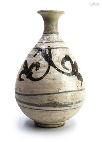 朝鮮王朝（1392-1910） 粉青沙鐵器三葉紋瓶 PUNCHONG PEAR-SHAPED VASE; JOSEON(1392-1910)