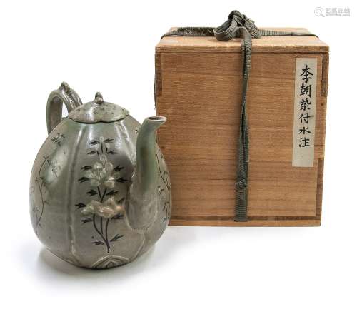 高麗時期（918-1392） 青瓷印花執壺 KOREAN CELADON EWER, GORYEO(918-1392)