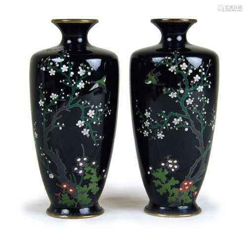 十九世紀末 日本 七寶燒梅花瓶一對 PAIR OF JAPANESE ENAMELED VASES; 19TH CENTURY