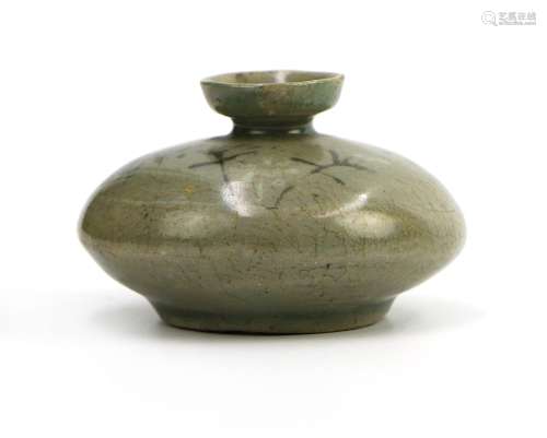 高麗時期（918-1392）菊唐草紋油瓶 KOREAN CELADON OIL BOTTLE; GORYEO(1392-1910)