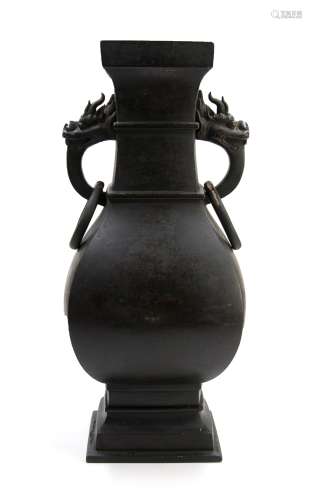 清 銅質龍紋活耳瓶 BRONZE VASE WITH DRAGON HANDLES; QING DYNASTY