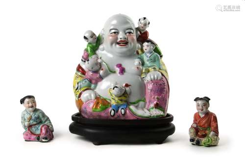 彌勒佛坐像一組 PORCELAIN SET OF MAITREYA AND TWO CHILDREN