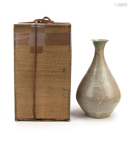 高麗時期（918-1392）青瓷印花玉壺春瓶 WHITE SLIP PEAR-SHAPED VASE; GORYEO(918-1392)