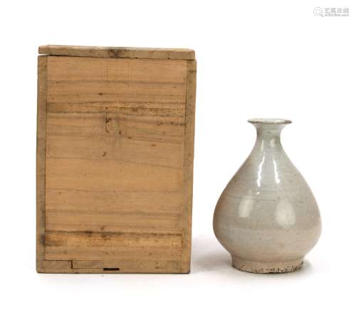 高麗時期（918-1392） 白瓷瓶 WHITE GLAZED FLASK; GORYEO(918-1392)