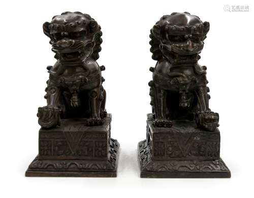 清 銅獅子擺件一對 PAIR OF BRONZE FOO LIONS; QING DYNASTY