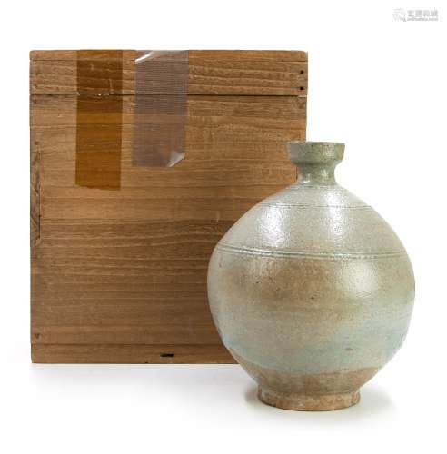 高麗時期（918-1392）青瓷盤口圓瓶 KOREAN GLOBULAR BOTTLE; GORYEO(918-1392)