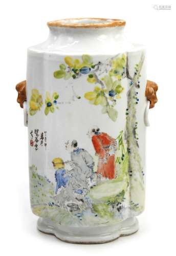 清末 粉彩人物獸耳瓶 FIGURAL QUADRILOBED FAMILLE ROSE VASE;QING DYNASTY