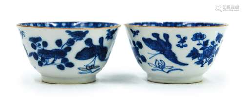 清 青花花卉蝶紋杯 PAIR OF BUTTERFLY AND FLOWERS CUPS; QING DYNASTY