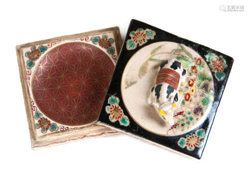 十九世紀 瓷制胭脂盒一對 PORCELAIN ROUGE BOX WITH LID; 19TH CENTURY
