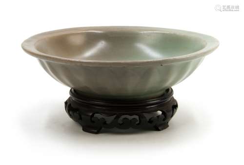 宋代 龍泉窯印花碗 CELAON INCISED FLOWER DISH; SONG DYNASTY