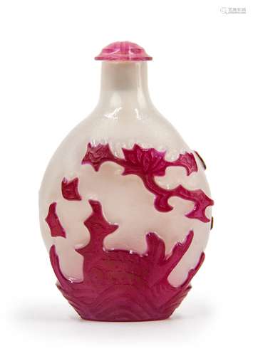 白地套料鼻煙壺 PINK OVERLAY GLASS SNUFF BOTTLE