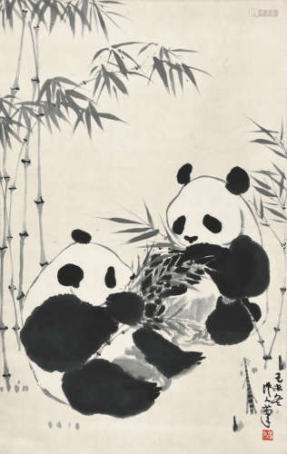 吴作人 熊猫 立轴 设色纸本
