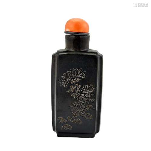 Chinese Black Lacquered Snuff Bottle