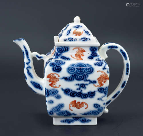 清晚期 青花矾红云蝠纹茶壶