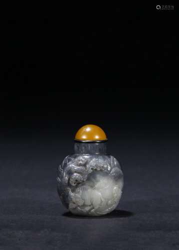A black and white jade 'figures' snuff bottle