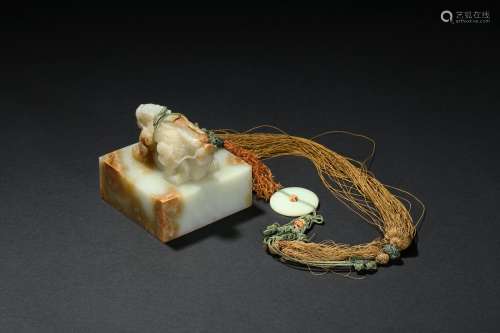 A white jade carved 'dragon' seal