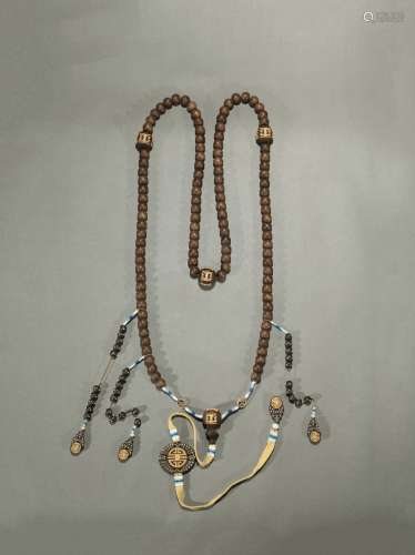 An agarwood gold-bead inlaid court necklace