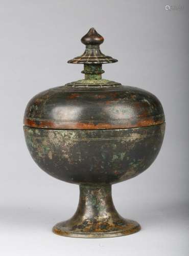 A bronze food vessel w/ lotus-petal finial cover