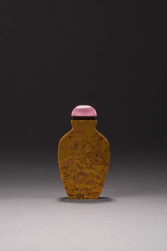 An opaque agate carved snuff bottle